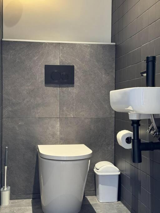 Appartamento Black-Luxe Living In The Heart Of City Christchurch Esterno foto