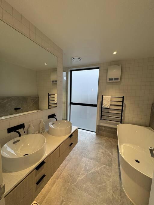 Appartamento Black-Luxe Living In The Heart Of City Christchurch Esterno foto
