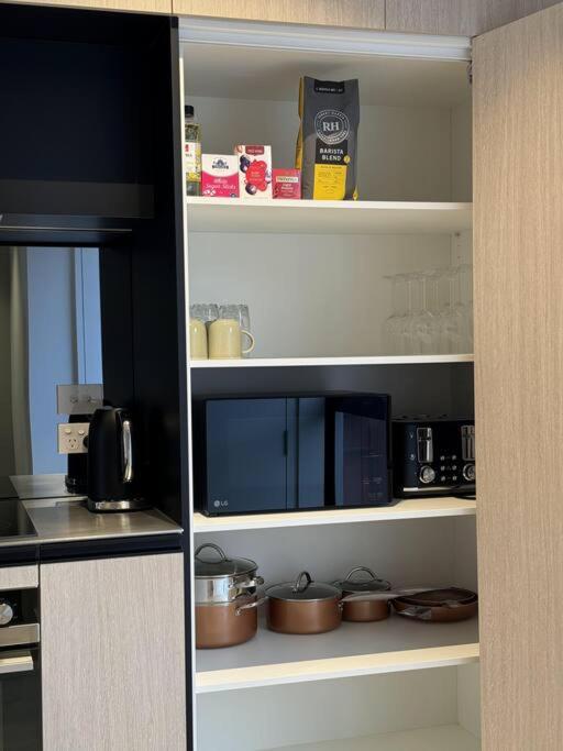 Appartamento Black-Luxe Living In The Heart Of City Christchurch Esterno foto