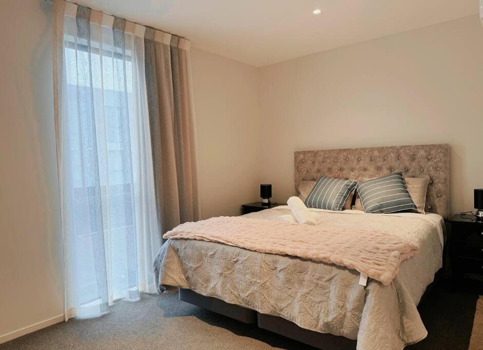 Appartamento Black-Luxe Living In The Heart Of City Christchurch Esterno foto